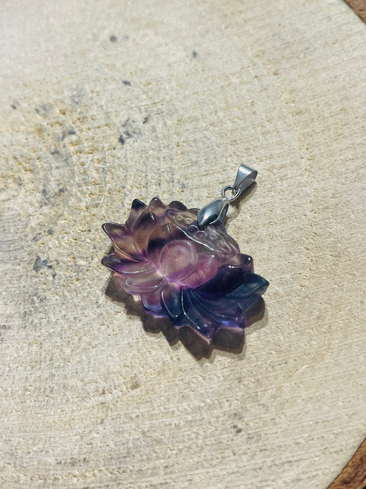 Pendentif serti d’une Fluorite en forme de lotus (2) - les bijoux de Thea