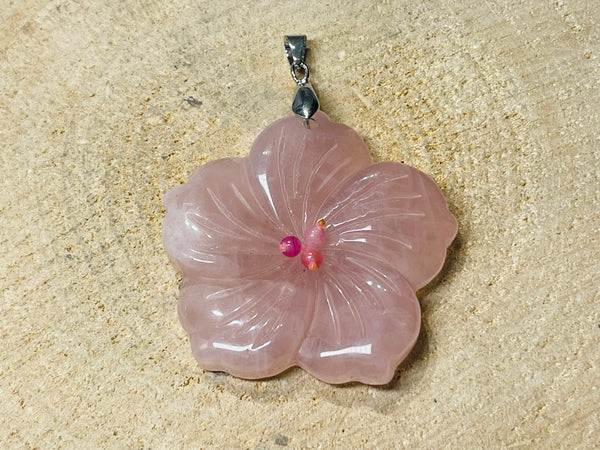 Gros Pendentif Fleur en Quartz rose - les bijoux de Thea 