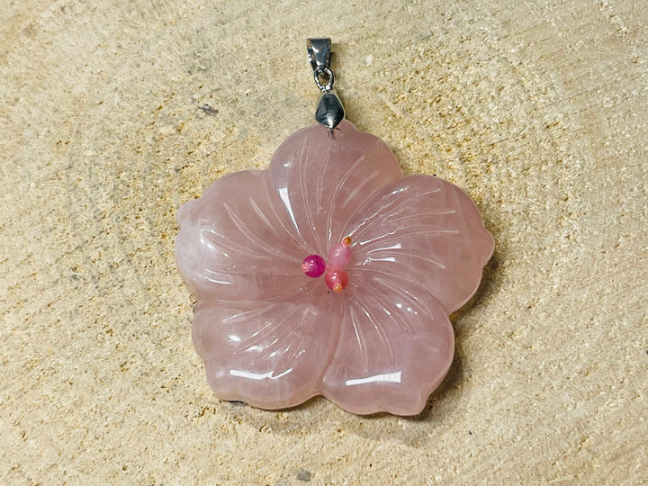 Gros Pendentif Fleur en Quartz rose - les bijoux de Thea 