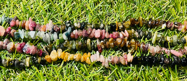 Perles naturelles chips / pépites en Tourmaline multicolore en 5-7 mm (fil de 40 cm)