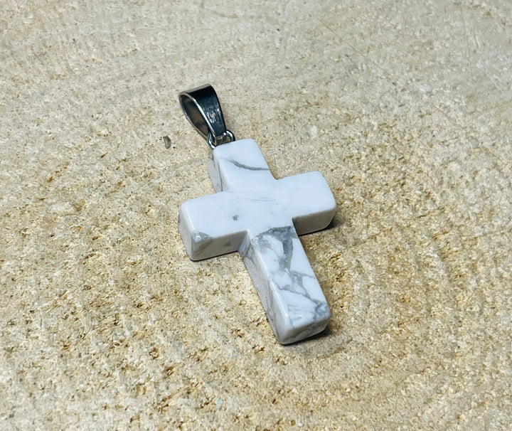 Pendentif Croix en Howlite - Les bijoux de Théa