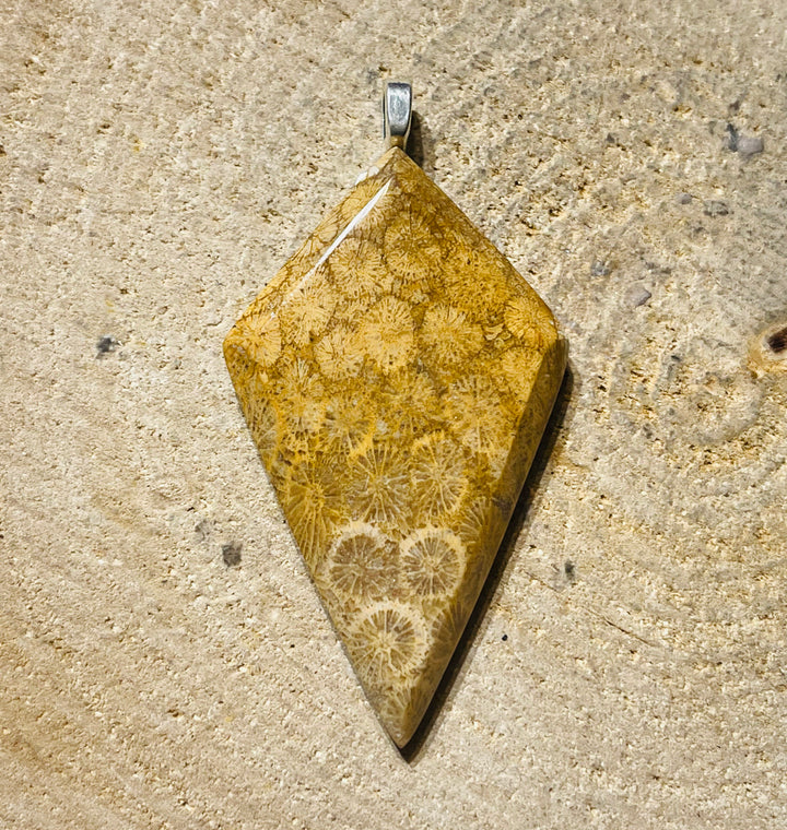 Pendentif cabochon en Corail Fossil au choix - les bijoux de Thea 