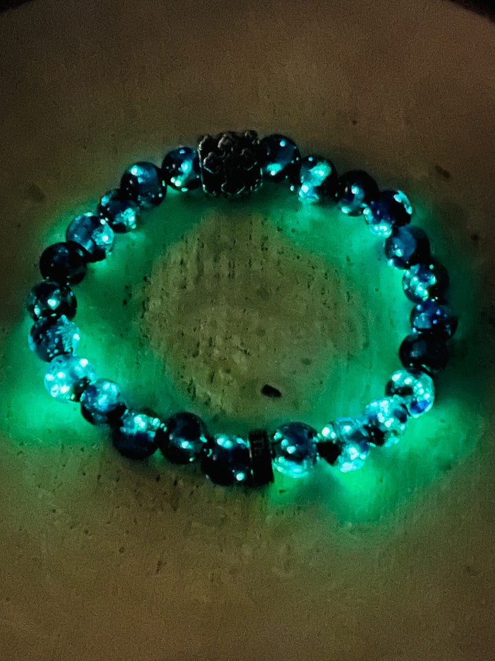 Bracelet en perles Lumineuses bleues en 8 mm avec croix - les bijoux de Thea 