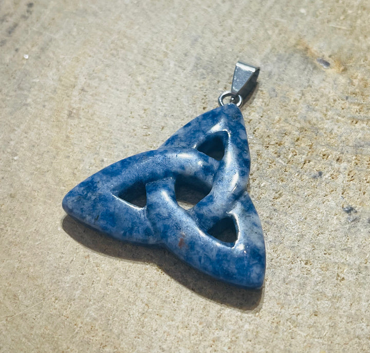 Pendentif symbole Celte Triquetra en Sodalite. - les bijoux de Thea 