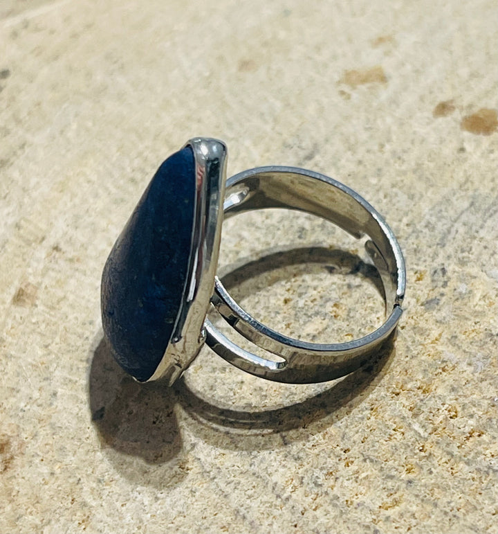 Bague sertie d’une Lapis-lazuli , taille réglable - les bijoux de Thea 