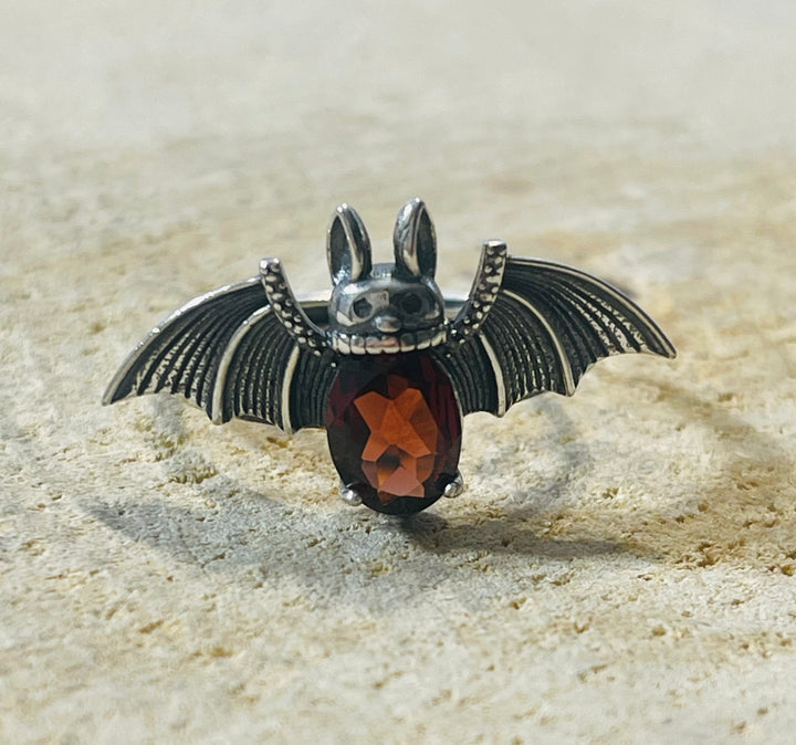 Bague Chauve souris en Argent 925 sertie d’un Grenat, Taille 58-61 (réglable) - les bijoux de Thea 