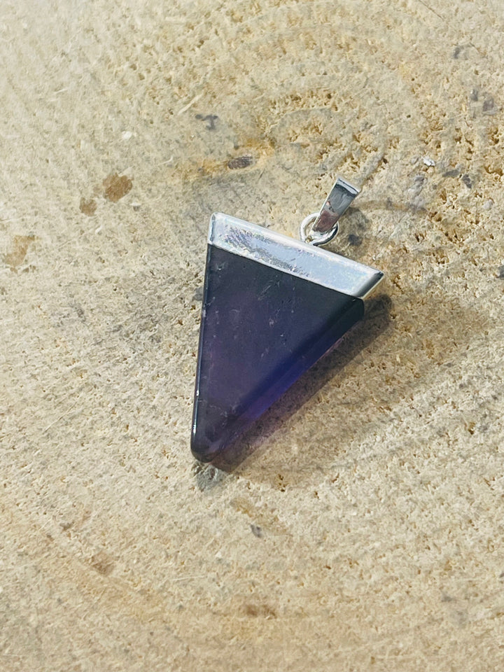 Pendentif Triangle en Améthyste - les bijoux de Thea