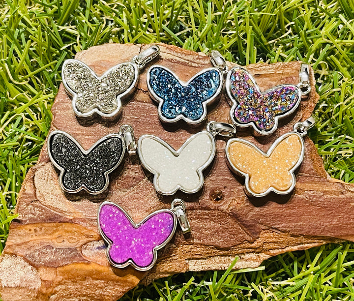 Pendentif / breloque Papillon en Quartz druzy (choix de couleur) - Les bijoux de Théa