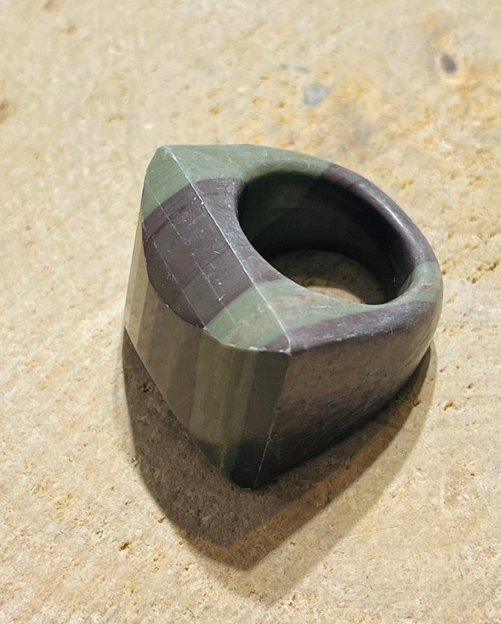 Grosse bague entièrement faite en Jaspe - les bijoux de Thea