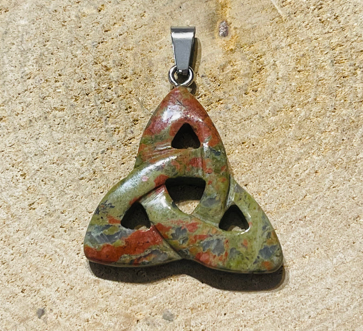 Pendentif symbole Celte Triquetra en Unakite - les bijoux de thea 