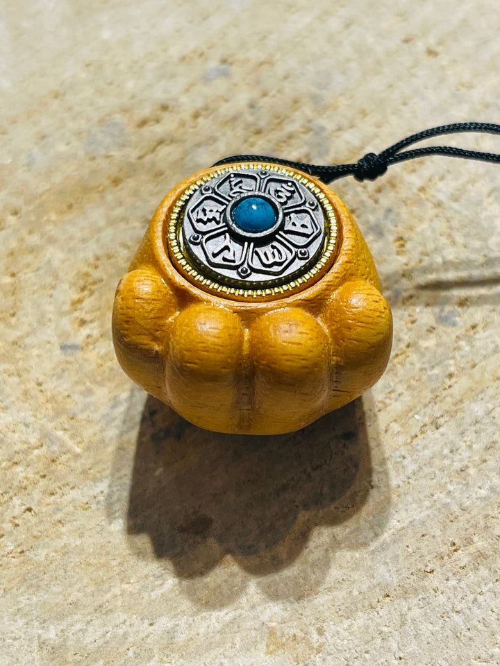 Pendentif / Amulette patte de chat en bois de Santal avec roue en mantra - les bijoux de Thea