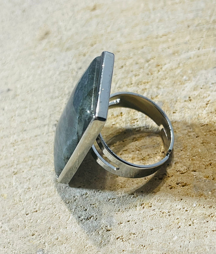 Bague sertie d’une Labradorite, taille réglable - les bijoux de Thea 