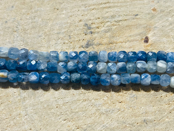 Perles en Cyanite cube à facettes en 4 mm - les bijoux De Thea 
