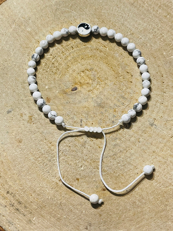 Lot de 5 Bracelets réglables de perles en pierre naturelle en Howlite et Yin Yang (102)