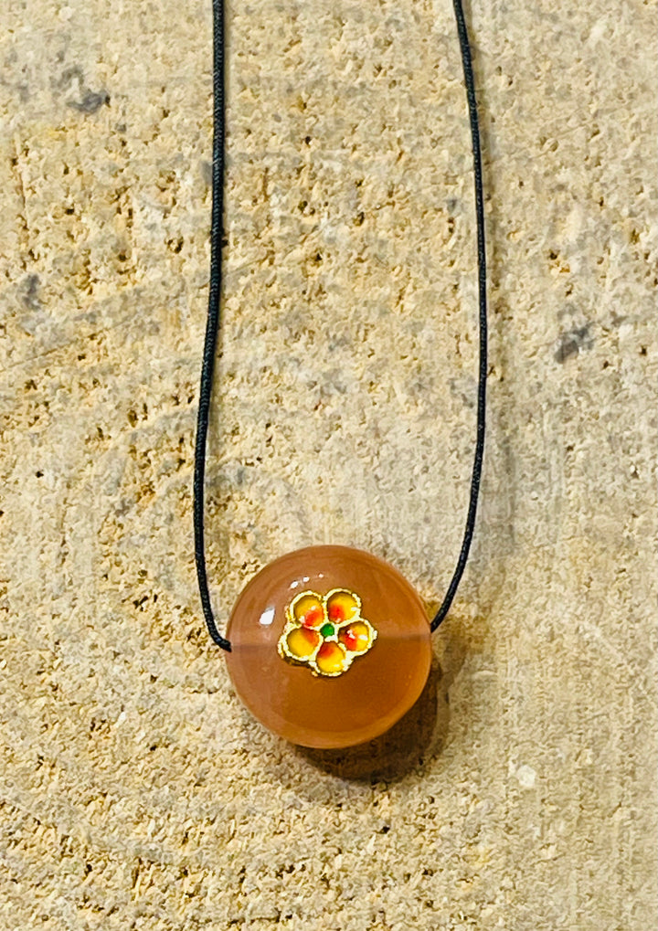 Perle naturelle / Pendentif en Agate avec fleur - les bijoux de Thea 