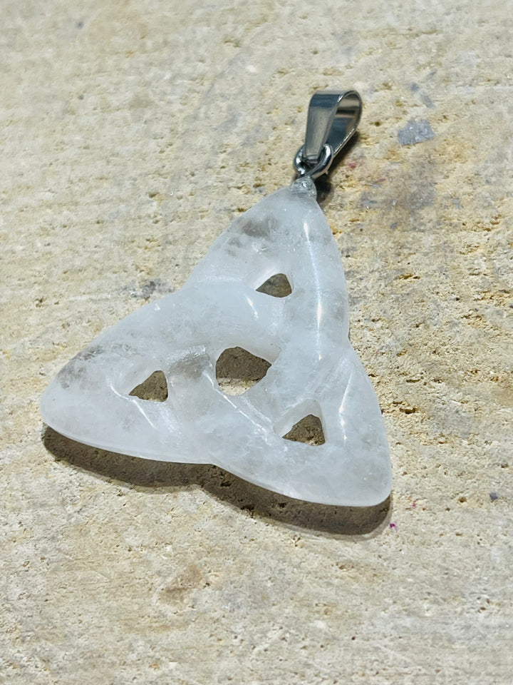 Pendentif symbole Celte Triquetra en Cristal de roche - les bijoux de Thea 