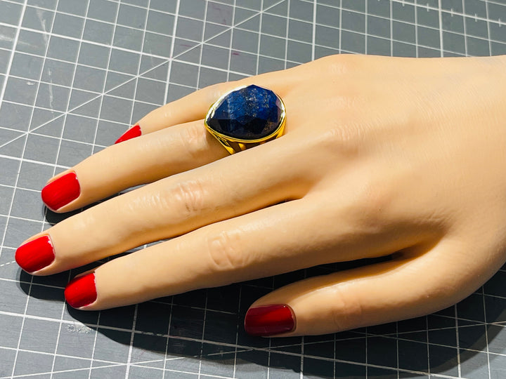 Bague dorée sertie en Lapis-lazuli, taille réglable - les bijoux de Thea 