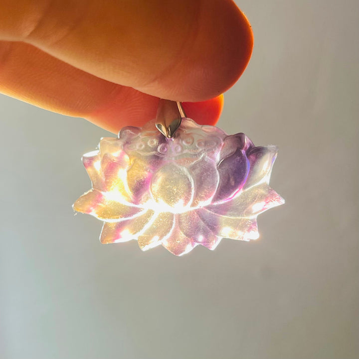 Pendentif serti d’une Fluorite en forme de lotus (2) - les bijoux de Thea