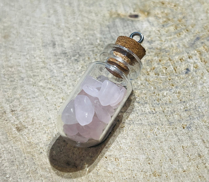 Fiole remplie de pépites en pierre naturelle Quartz rose - les bijoux de Thea 