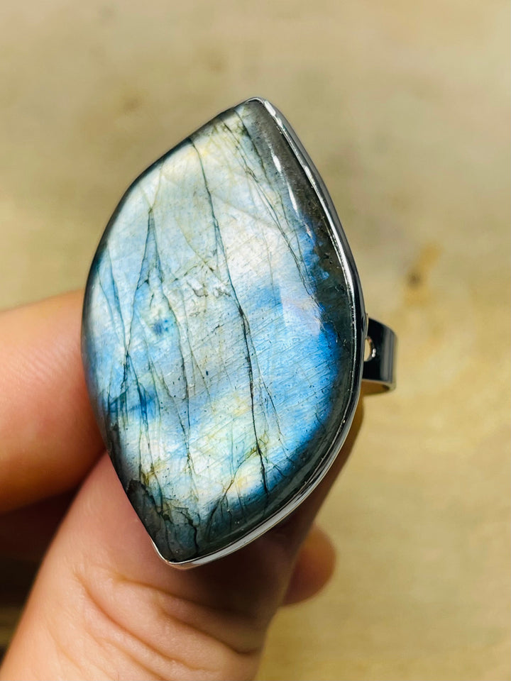 Bague sertie de Labradorite, taille réglable (1)- les bijoux de Thea 