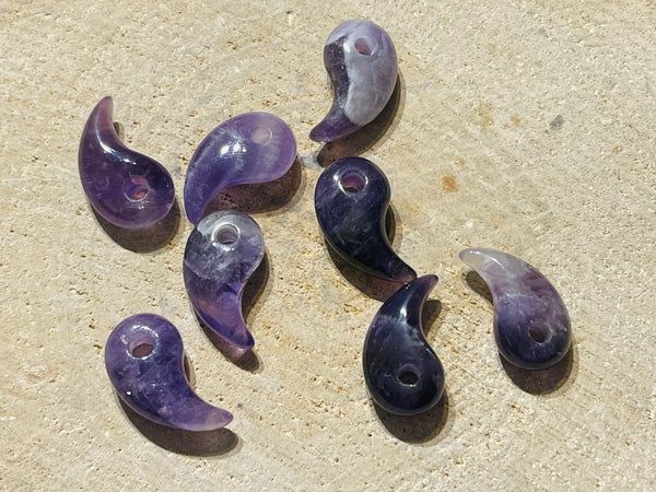 Pendentif en Amethyste en forme de virgule ou Magatama - les bijoux de Thea 