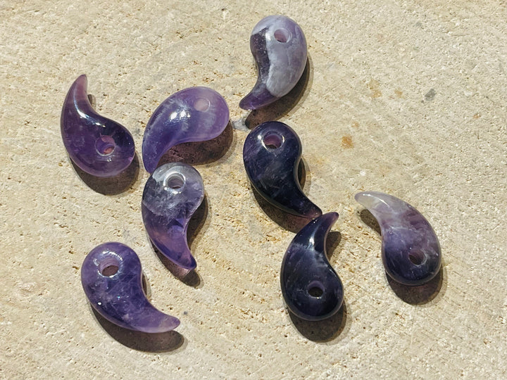 Pendentif en Amethyste en forme de virgule ou Magatama - les bijoux de Thea 