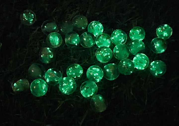 Perles en verre Hotaru d’Okinawa vert clair et paillettes dorées en 12 mm pour bracelet - les bijoux de Thea 