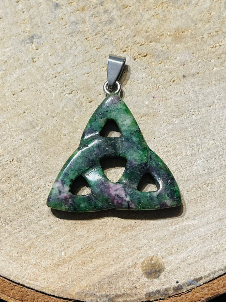 Pendentif symbole Celte Triquetra en Rubis zoisite - les bijoux de Thea