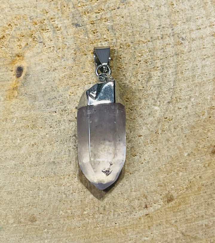 Pendentif Prisme en Cristal de Roche (quartz) et laiton argenté - les bijoux de Thea 