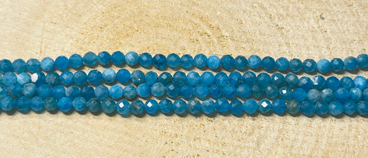 Perles naturelles en Apatite bleue facettée en 4 mm - Les bijoux de Théa