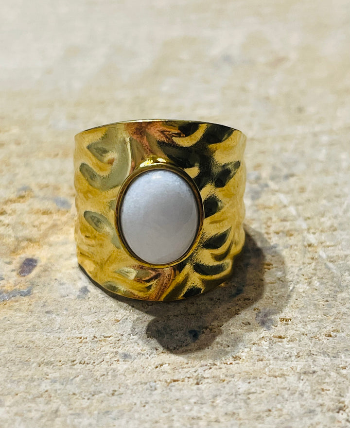 Bague sertie d´un Jade blanc, taille réglable - les bijoux de Thea 