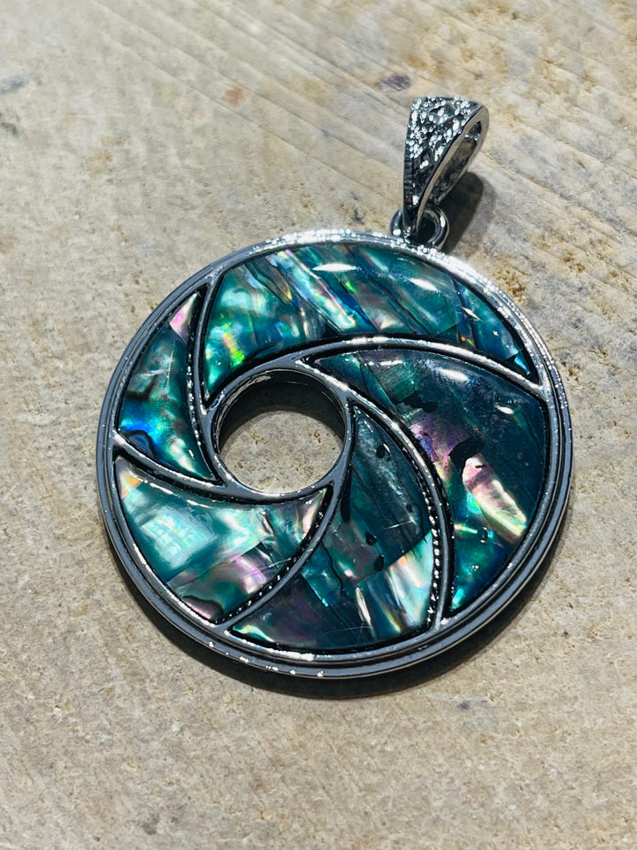 Pendentif rond en coquille d’Ormeau - les bijoux de Thea