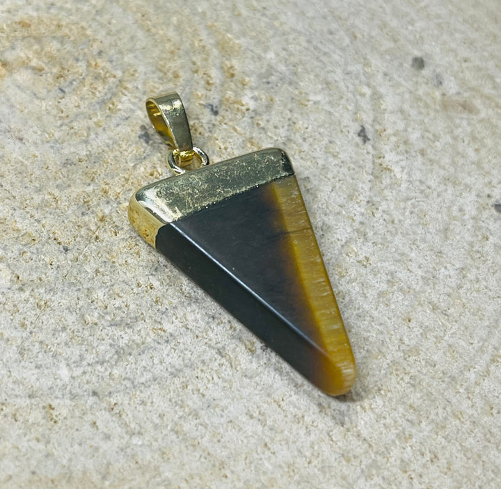 Pendentif Triangle en Oeil de tigre - les bijoux de Thea 