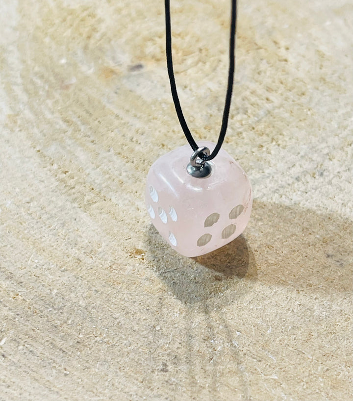 Pendentif Dé à jouer en Quartz rose - les bijoux de Thea 