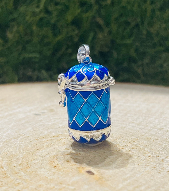 Pendentif / breloque cachette boîte de prière en émail bleu - Les bijoux de Théa