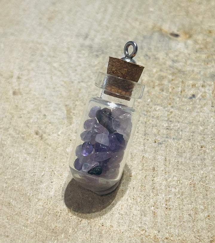 Fiole remplie de pépites en pierre naturelle Améthyste - les bijoux de Thea 