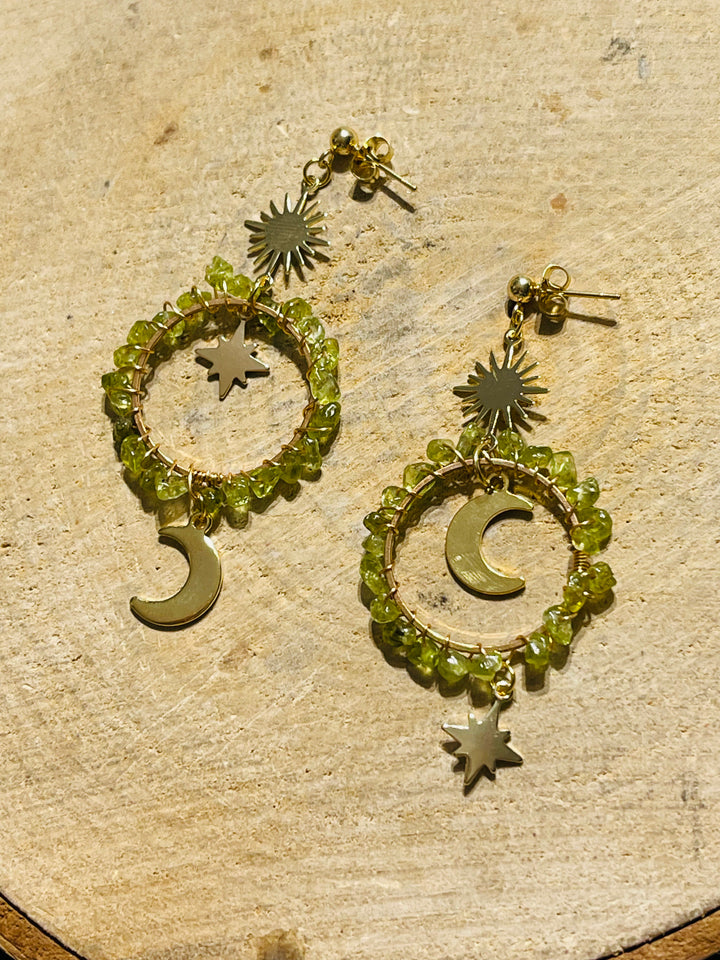 Paire de boucles d’oreilles en Péridot avec soleil, lune, étoile - les bijoux de Thea 