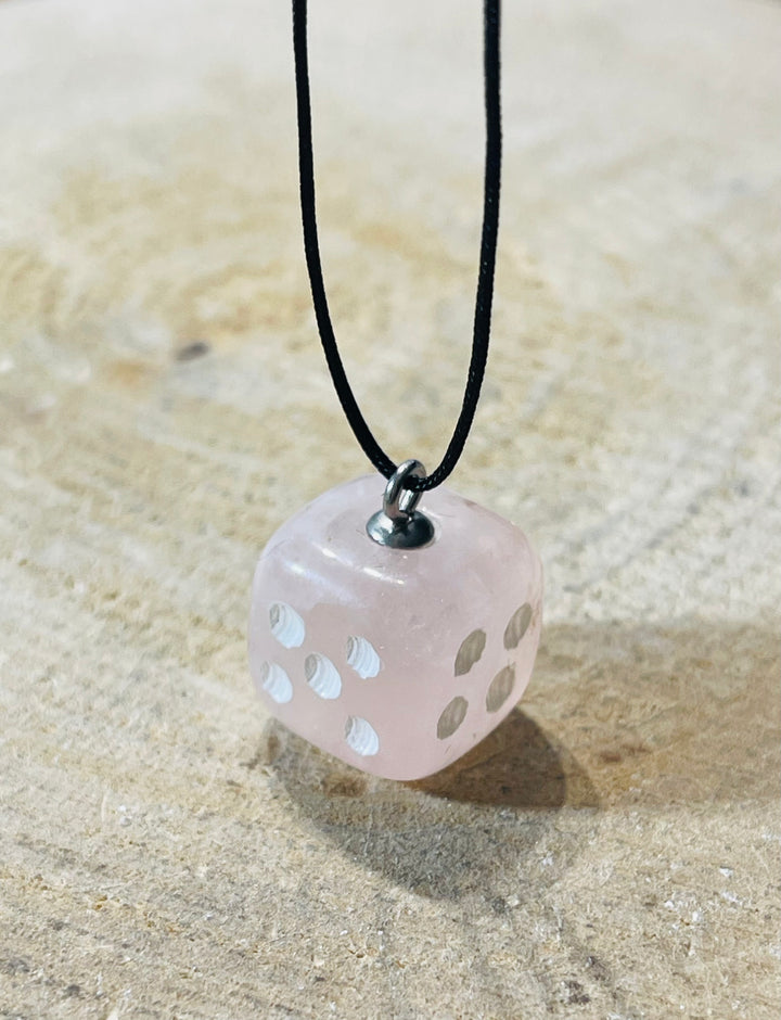 Pendentif Dé à jouer en Quartz rose - les bijoux de Thea 