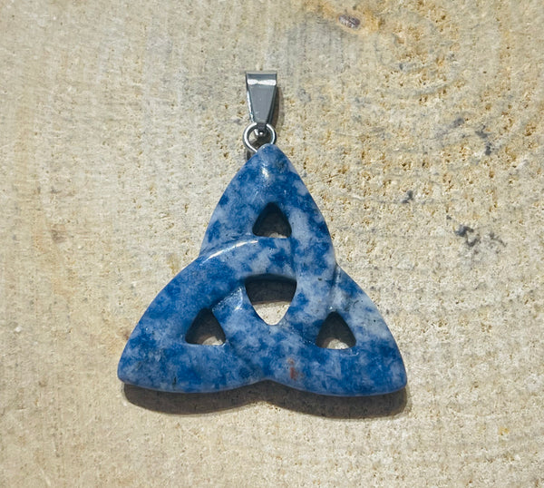 Pendentif symbole Celte Triquetra en Sodalite - les bijoux de Thea 