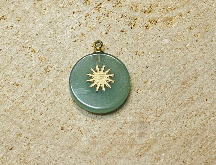 Pendentif / Breloque en Aventurine verte et soleil doré - Les bijoux de Théa