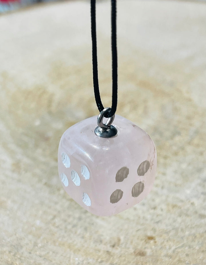 Pendentif Dé à jouer en Quartz rose - les bijoux de Thea 