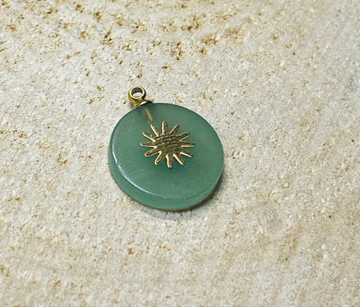 Pendentif / Breloque en Aventurine verte et soleil doré - Les bijoux de Théa