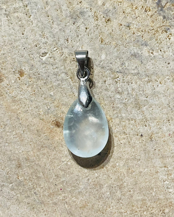 Pendentif Prehnite en forme goutte d’eau - les bijoux de Thea 