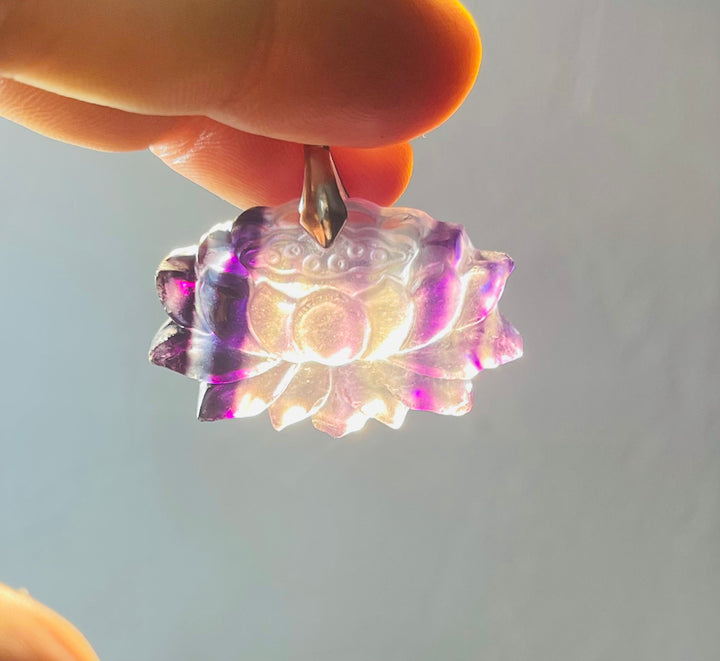 Pendentif serti d’une Fluorite en forme de lotus - les bijoux de Thea 