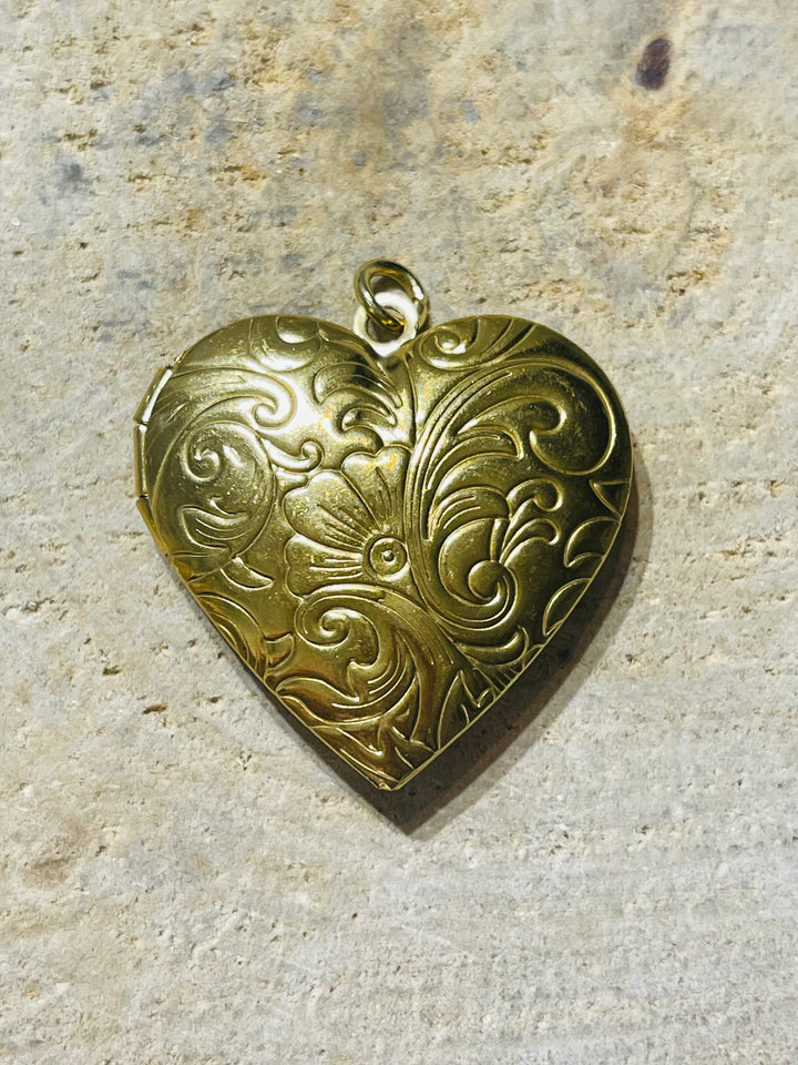Pendentif double porte photo doré avec fleur en forme de cœur - les bijoux de Thea 