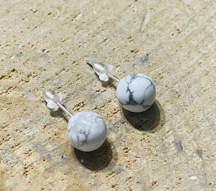 Paire de boucles d’oreille en Argent 925 sertie de Howlite 8 mm - les bijoux de Thea 