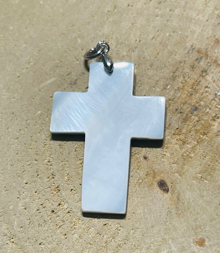 Pendentif en coquille d’Ormeau en forme de croix - les bijoux de Thea 