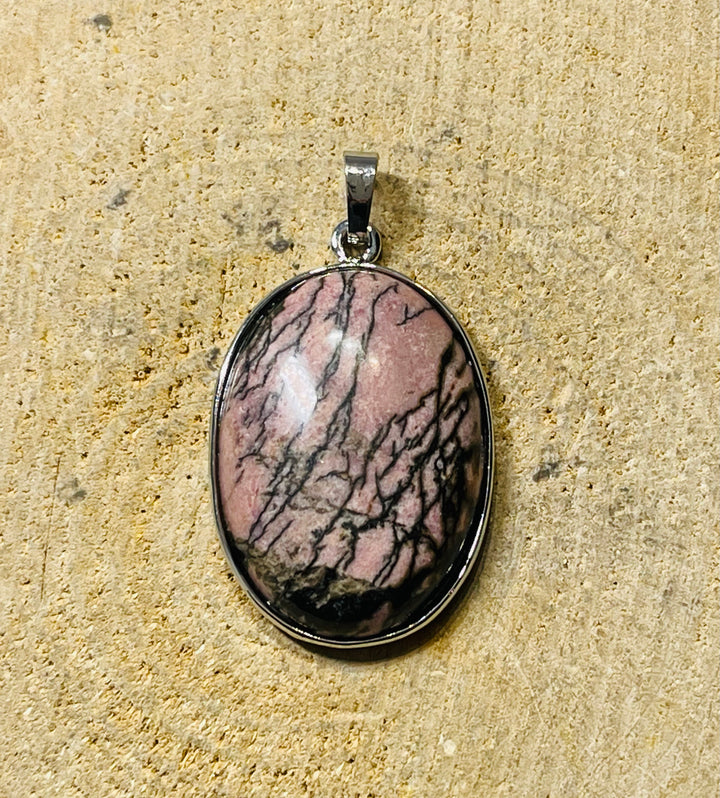 Pendentif ovale en Rhodonite - les bijoux de Thea 