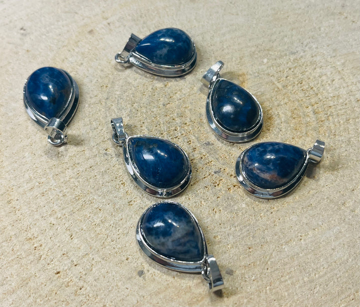 Pendentif en Sodalite en goutte d’eau - les bijoux de Thea 