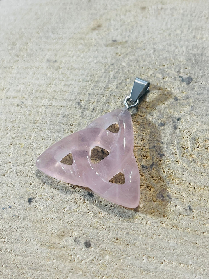 Pendentif symbole Celte Triquetra en Quartz rose - les bijoux de Thea 